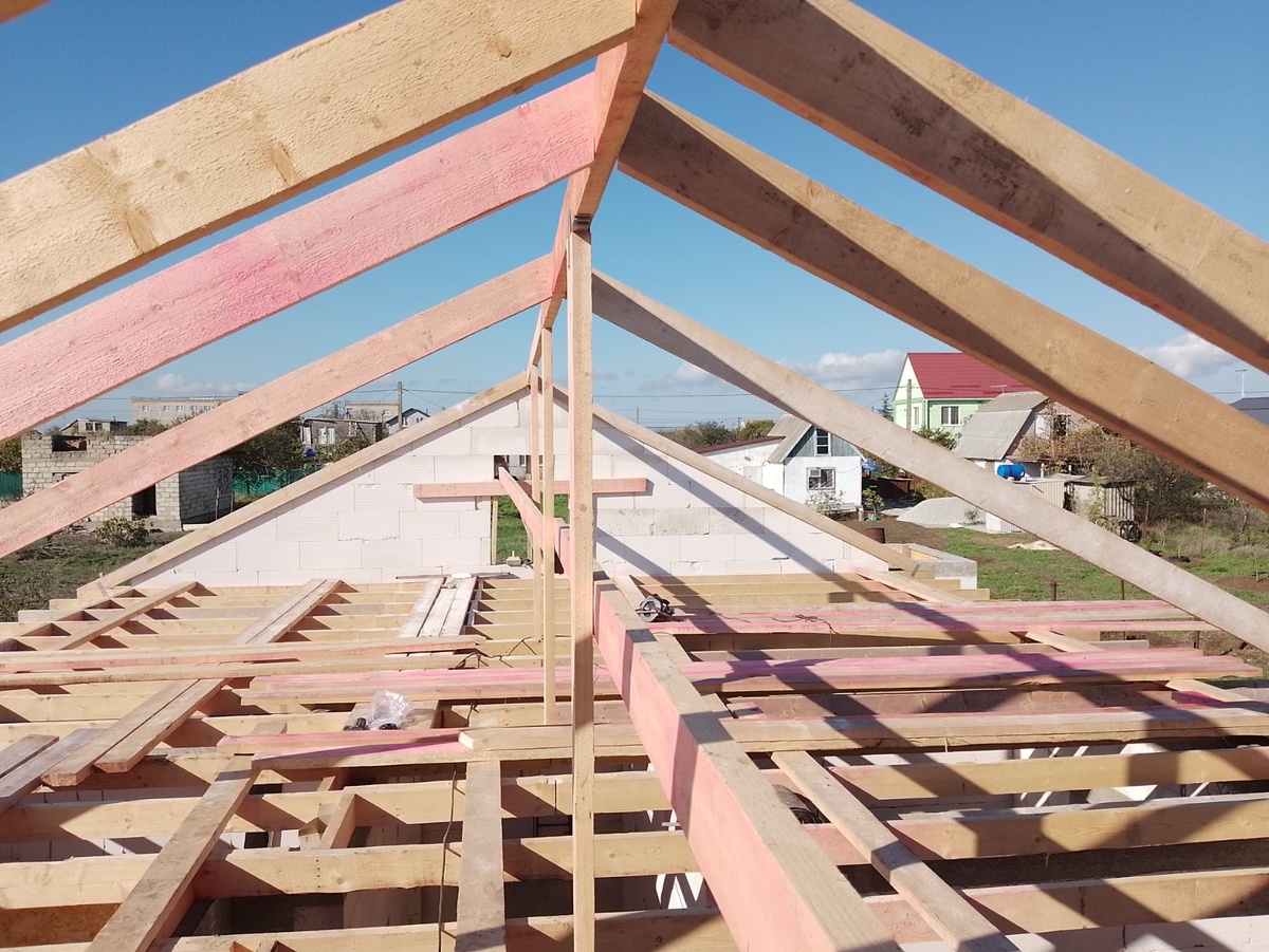 доски были ярко красненькие, до дождя.