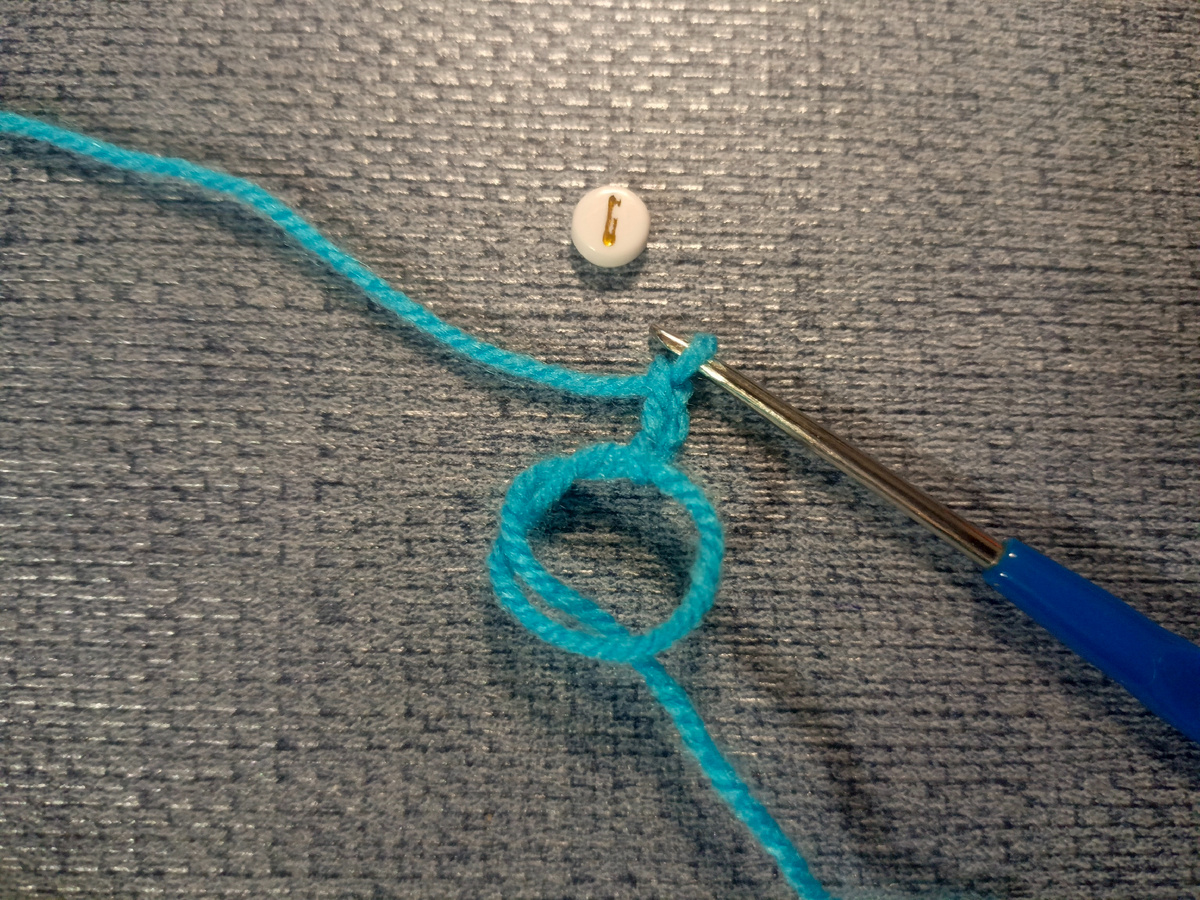 Петля амигуруми и 3 воздушные петли.