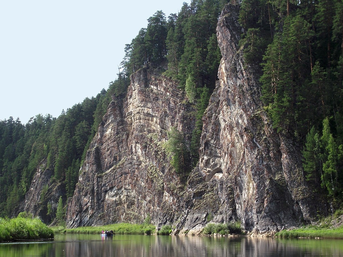 р. Чусовая, ск. Дужной камень: https://ru.wikipedia.org/wiki/Файл:Скала_Камень_ДУЖНОЙ.jpg [12].  Наглядный пример тектонического смятия и дислокаций ранее субгоризонтально залегавших слоев морских осадочных отложений каменноугольного периода в относительно узкие складки, осложненные кливажем, мелкой трещиноватостью и разломами в результате тангенциального сжатия и воздымания Уральской палеоколлизионной области земной коры в пермском и первой половине триасового периодов.