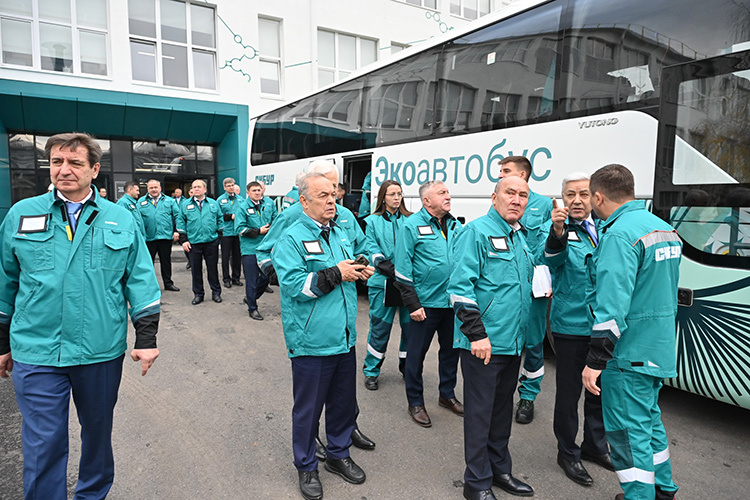    С утра депутаты смотрели объекты «Нижнекамскнефтехима», а в обед собрались в главном здании, чтобы рассмотреть несколько вопросов.   
Фото:  gossov.tatarstan.ru