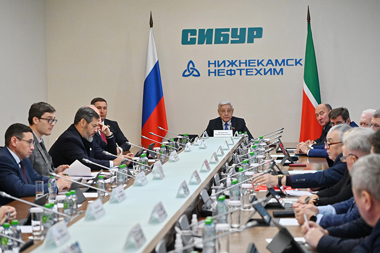    В начале заседания объявили о передаче мандатов Светланы Захаровой и Расима Баксикова Эмилю Губайдуллину и Игорю Бикееву.   
Фото:  gossov.tatarstan.ru