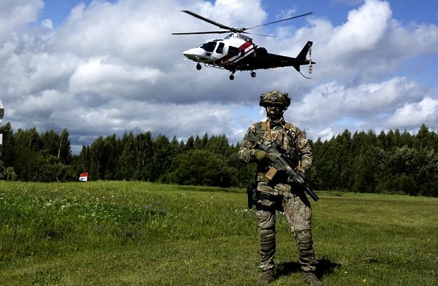    Вертолет Пограничной охраны Латвии неподалеку от границы с Россией, Лидумниеки, 8 августа 2023 года. Фото: Ints Kalnins / Reuters