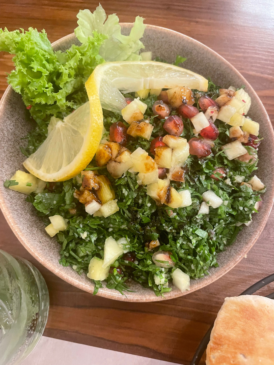 Фишка аутентичного табуле - использование не особо распространенного у нас вида булгура. Этот вариант на фото еще и с ананасом гриль. Вариация.