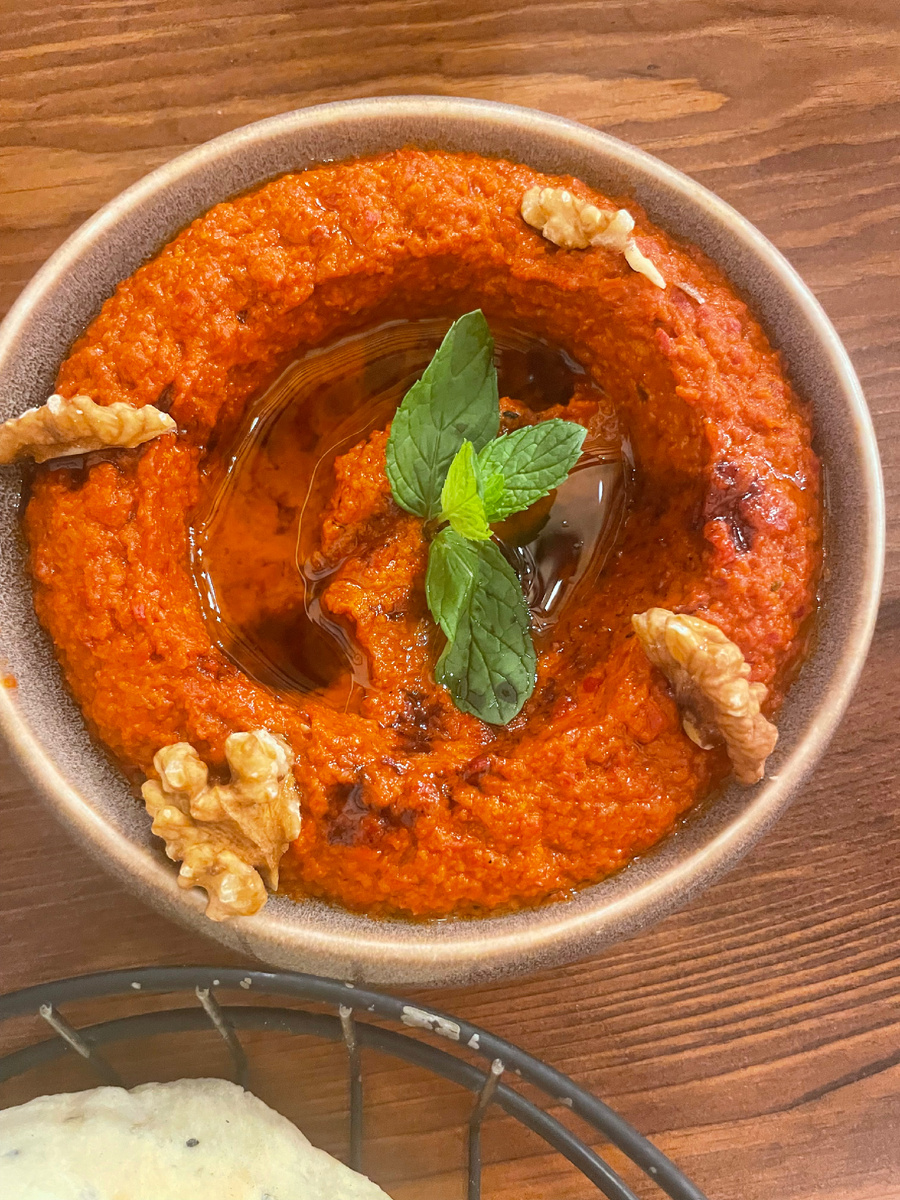 Мухаммара. Она давно у меня в багаже рецептов. Сто лет назад еще в популярной запрещенной сети с фоточками выкладывала рецепт.