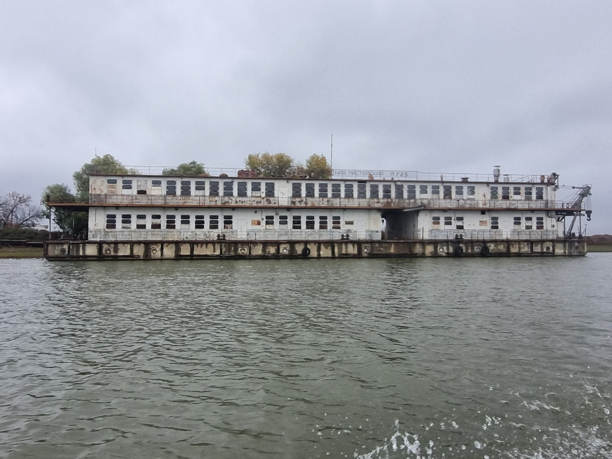 Плавучая ремонтная база, пришвартованная на реке Кигач у села Арна, Казахстан