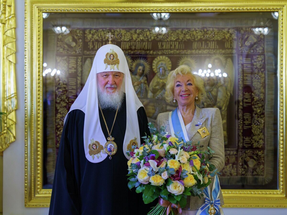   Патриарх Московский и всея Руси Кирилл наградил швейцарского мецената Любовь Манц-Лурье© Фото : пресс-служба Патриарха Московского и всея Руси/свящ. Игорь Палкин