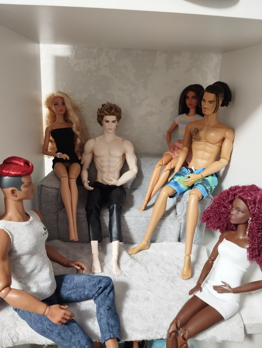 Только сейчас обратила внимание какие у него тити 🤭🤭🤭