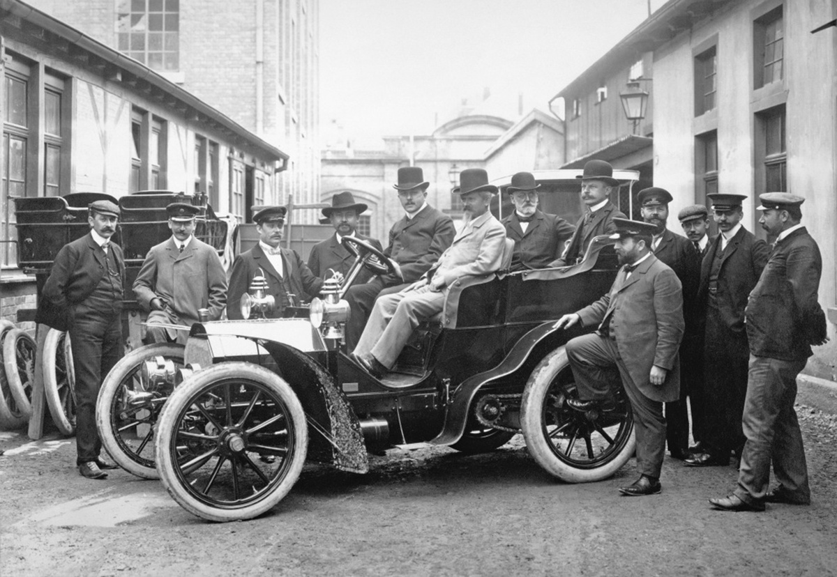 Вильгельм Майбах (слева от водителя). Фото: Mercedes-Benz