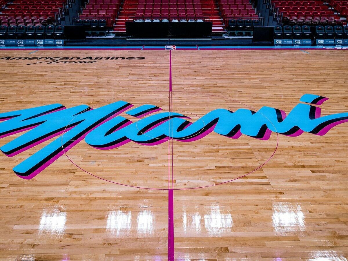    Логотип клуба НБА "Майами Хит" на баскетбольной арене "American Airlines Arena"© официальный твиттер клуба НБА "Майами Хит"
