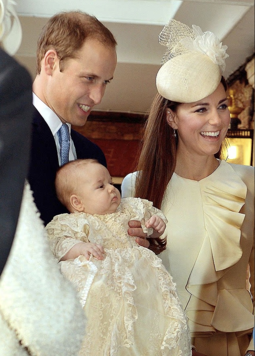 В знак кажущейся приверженности принца Уильяма и принцессы Кейт принятию новой, современной эры монархии королевская пара решила нарушить один исторический обычай во время крестин своего любимого сына, принца Джорджа.