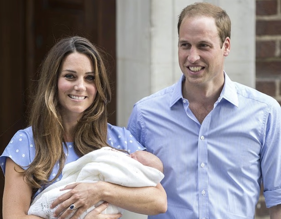 Всего через три месяца после рождения принца Джорджа юный принц был крещён в Королевской часовне Сент-Джеймсского дворца. Это событие стало первым за почти 120 лет совместным изображением четырёх поколений королевской семьи.