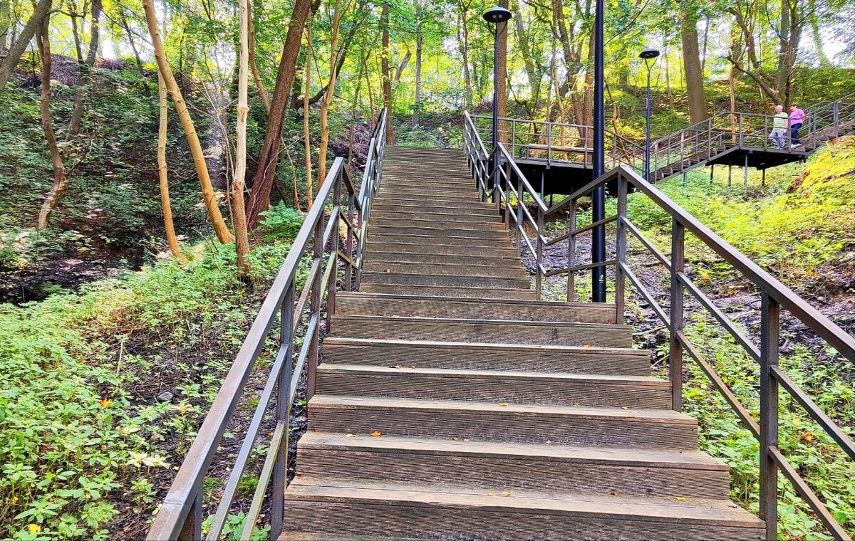 260 ступенек ведут к пляжу Светлогорска. Не каждый их одолеет! 