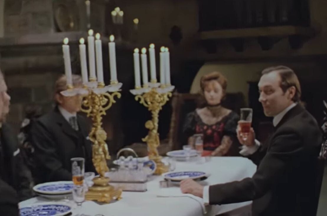 Английские голубые тарелки в сервировке фильма "Собака Баскервилей"