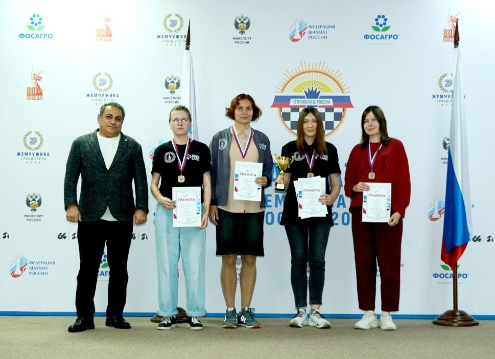    Екатерина Гольцева (с кубком) была безусловным лидером своей команды