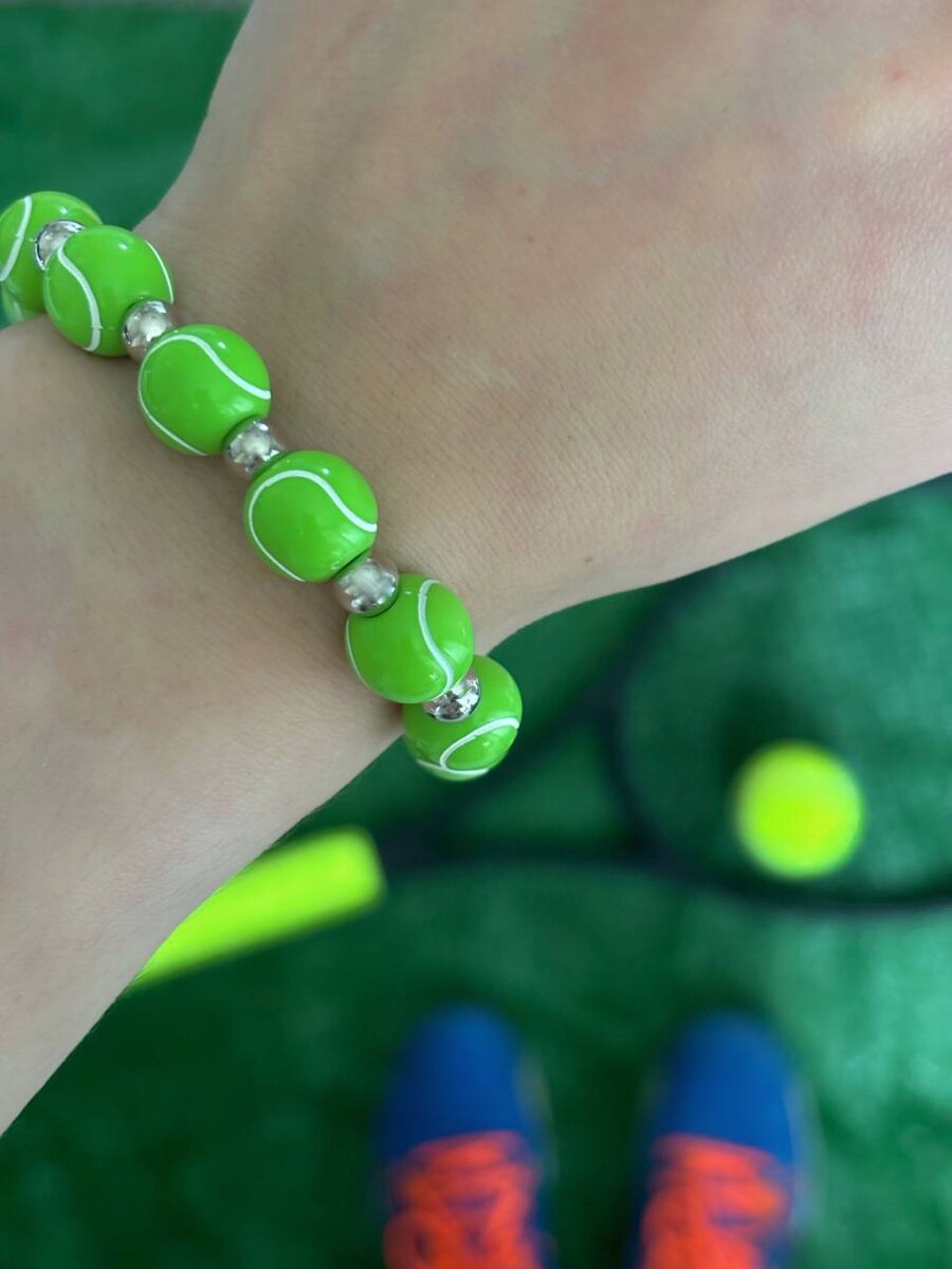 Этот оригинальный браслет с теннисными мячиками и металлическими бусинами подчеркнет вашу индивидуальность и увлечение теннисом. 
