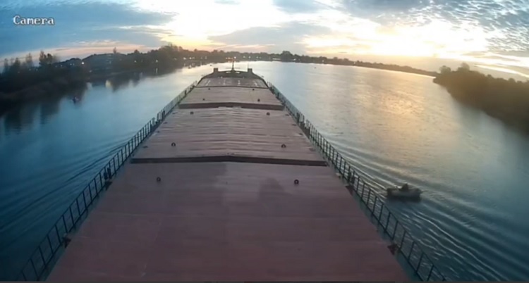    На фртр стоп-кадр видеоматериала Южной транспортной прокуратуры Редактор