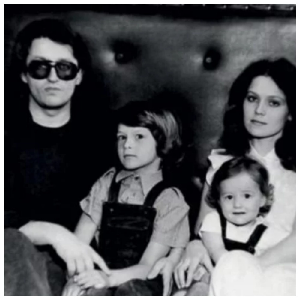  С другой стороны – 65-летняя Ольга Градская, мать двоих старших детей артиста