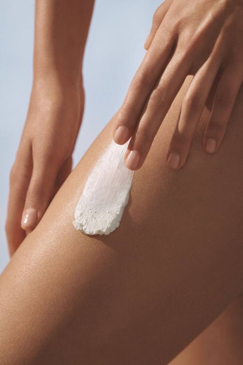 Женское тело и масло для кожи.