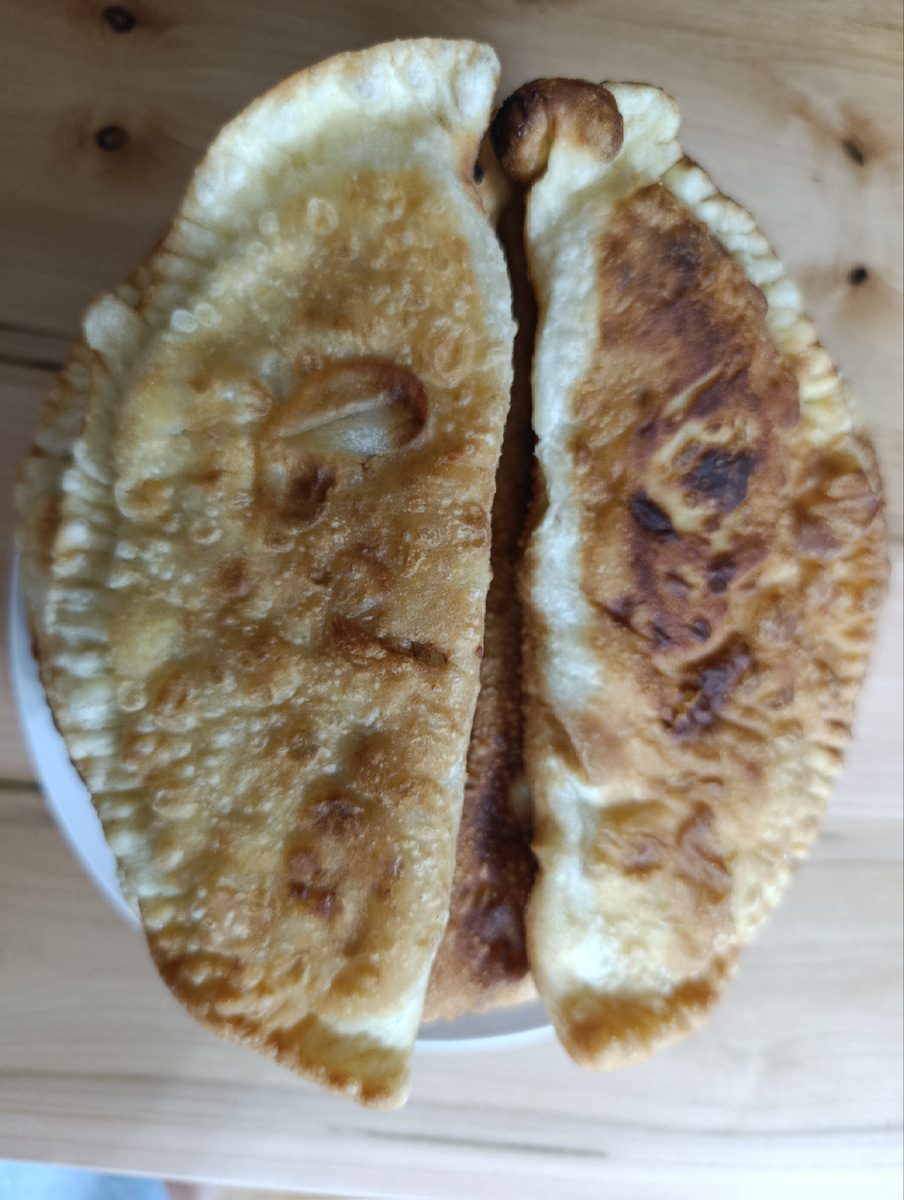 Готовая стопка чебуреков