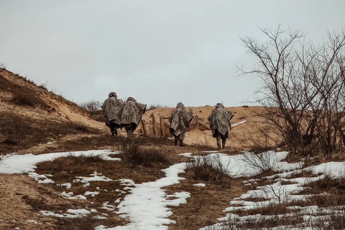 Бойцы в накидках от тепловизора ZaVOZ