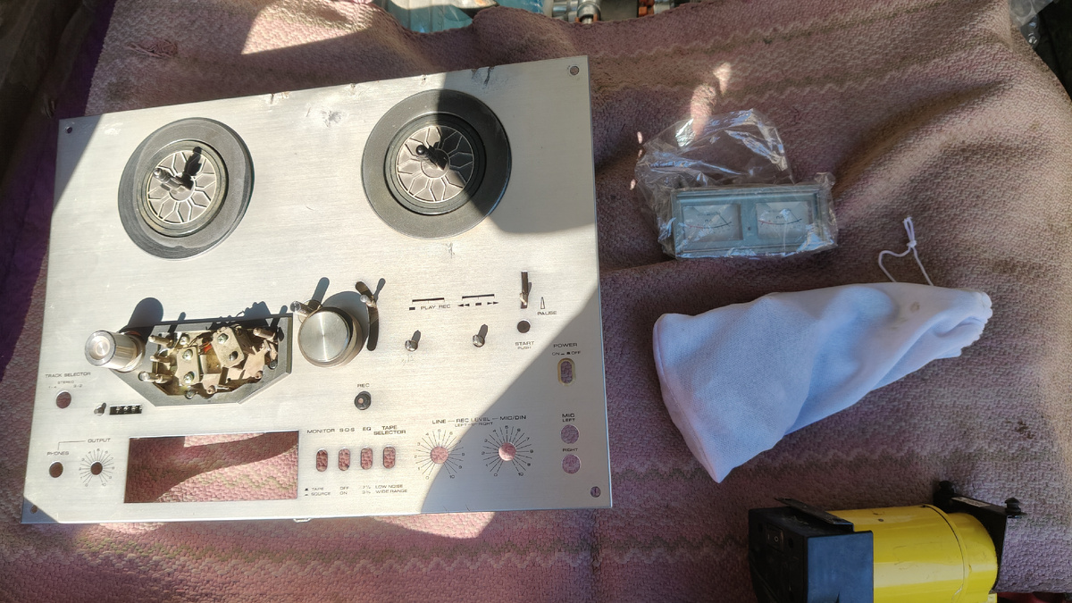 Запчасти для магнитофона Akai GX-4000d. Фото из моего личного архива.