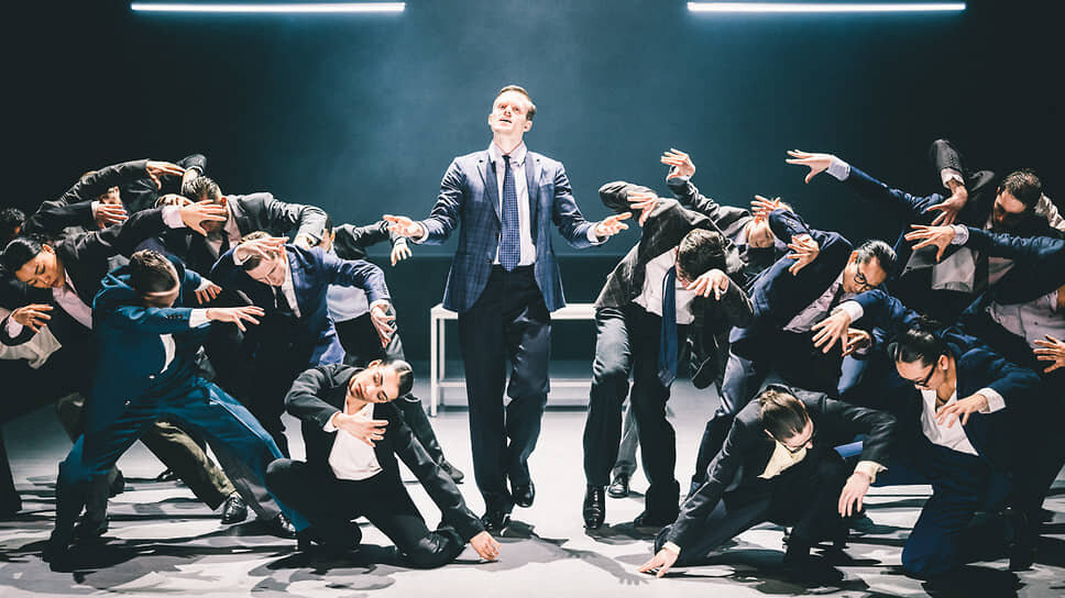 Офисные обитатели выглядят в спектакле биологическим видом, обреченным если не на вымирание, то на бесконечный дискомфорт.📷Фото: Rahi Rezvani / Theatre de la Ville