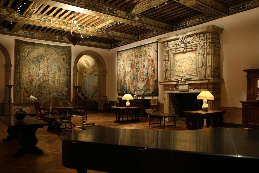 Сегодня у нас — рубрика «Факт из истории вокала».

Когда-то в XVII веке в Италии слово «вокалист» ещё не существовало. Были просто певцы — служители церкви или артисты театра. Но именно тогда начали формироваться первые вокальные школы, которые изменили весь мир музыки.

Первыми были не консерватории, а церковные школы в Неаполе. Там обучали мальчиков певческому дыханию, итальянскому бельканто и правильной подаче звука. Позже эти школы выросли в знаменитые консерватории — и дали миру певцов, которых мы сегодня считаем эталоном вокального искусства.

🎶 Так родилась итальянская вокальная школа — основа, на которой стоит весь академический вокал.

А вы знали, что слово «консерватория» изначально означало *«приют для сирот»*? ❤️

👉 Поделитесь в комментариях: какой период в истории вокала вам ближе — барокко, классицизм или романтизм?
