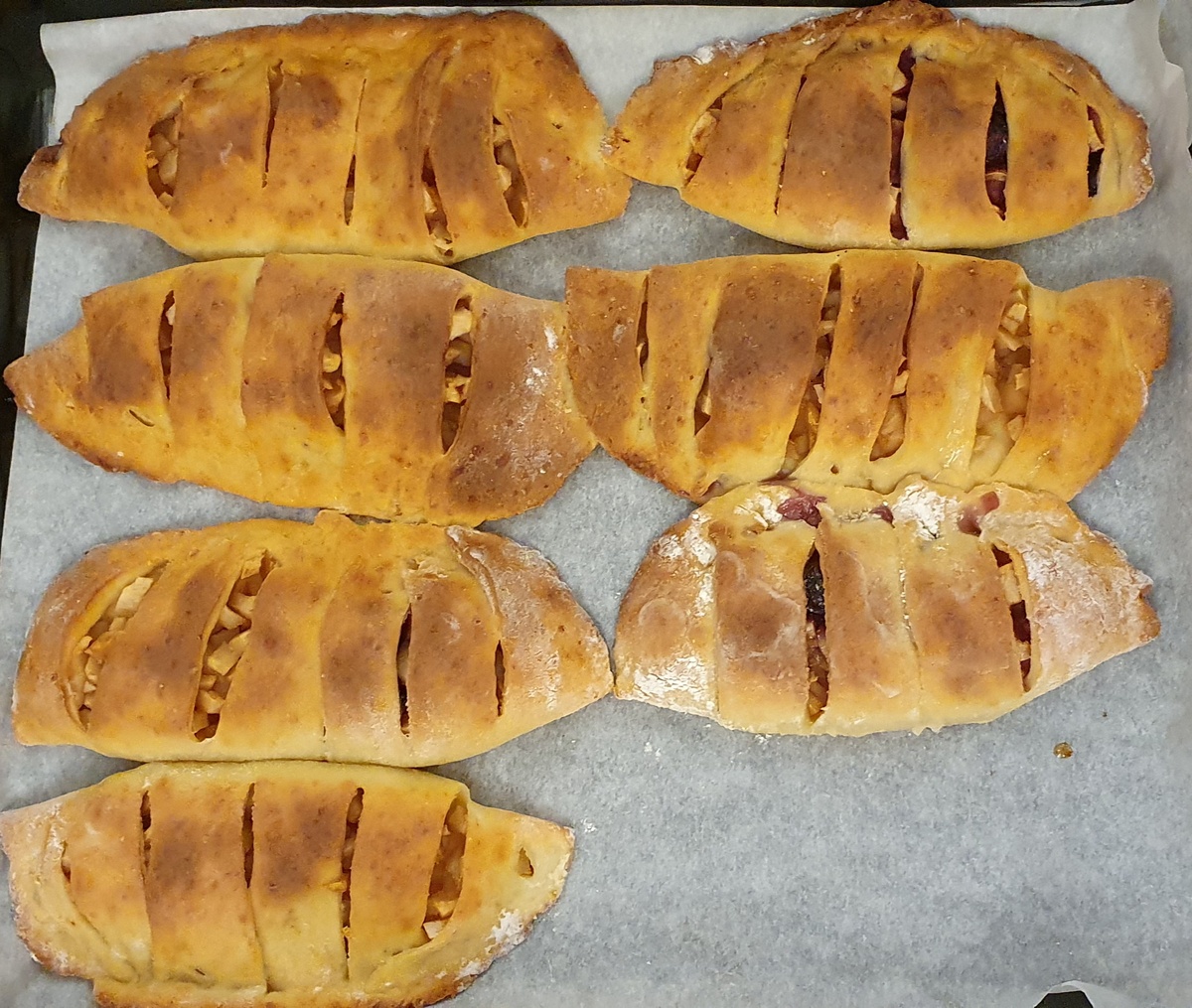 Пирожки с яблоками. Фото автора. Один уже съеден.