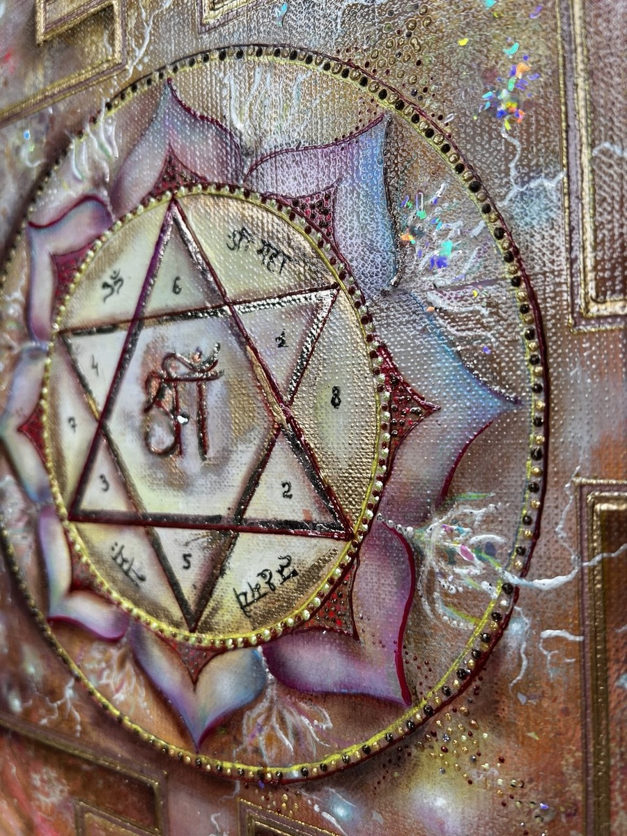 Янтра Лакшми (30Х30 акрил, масло, контуры, кристалл SWAROWSKI)