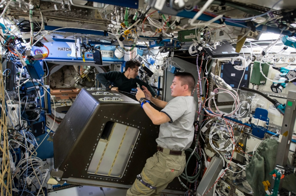 Кимия Юи и Джонатан Ким работают с системной стойкой вентиляции. Фото: spacenews.com