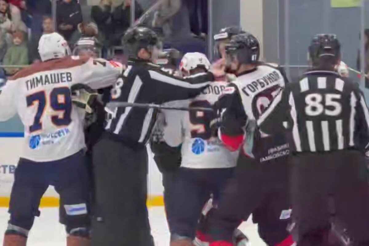    Потасовка на льду в первом матче выездной серии: «Южный Урал» проиграл «Тамбову» со счетом 4:1