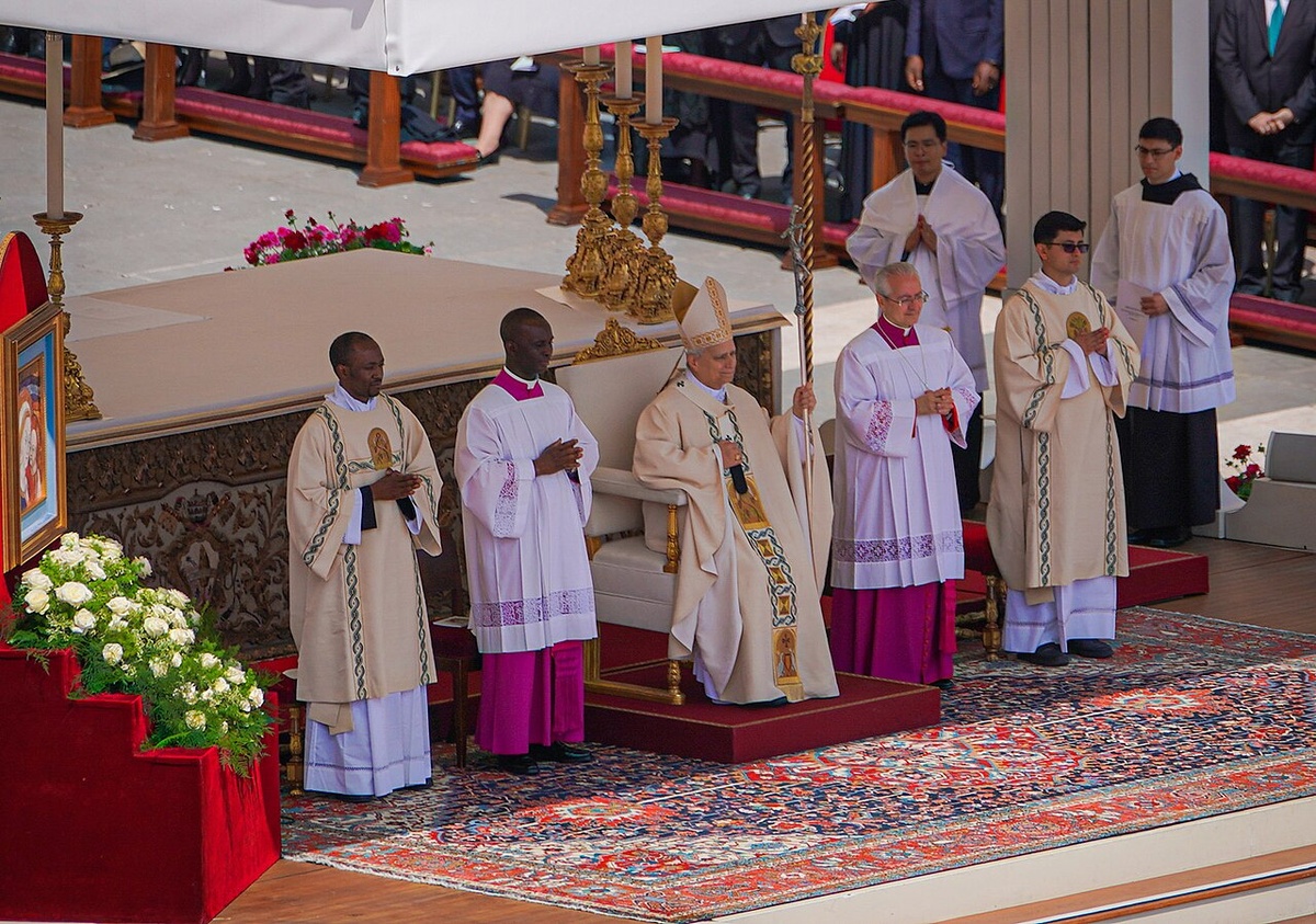 Лев XIV во время интронизации, 18 мая 2025