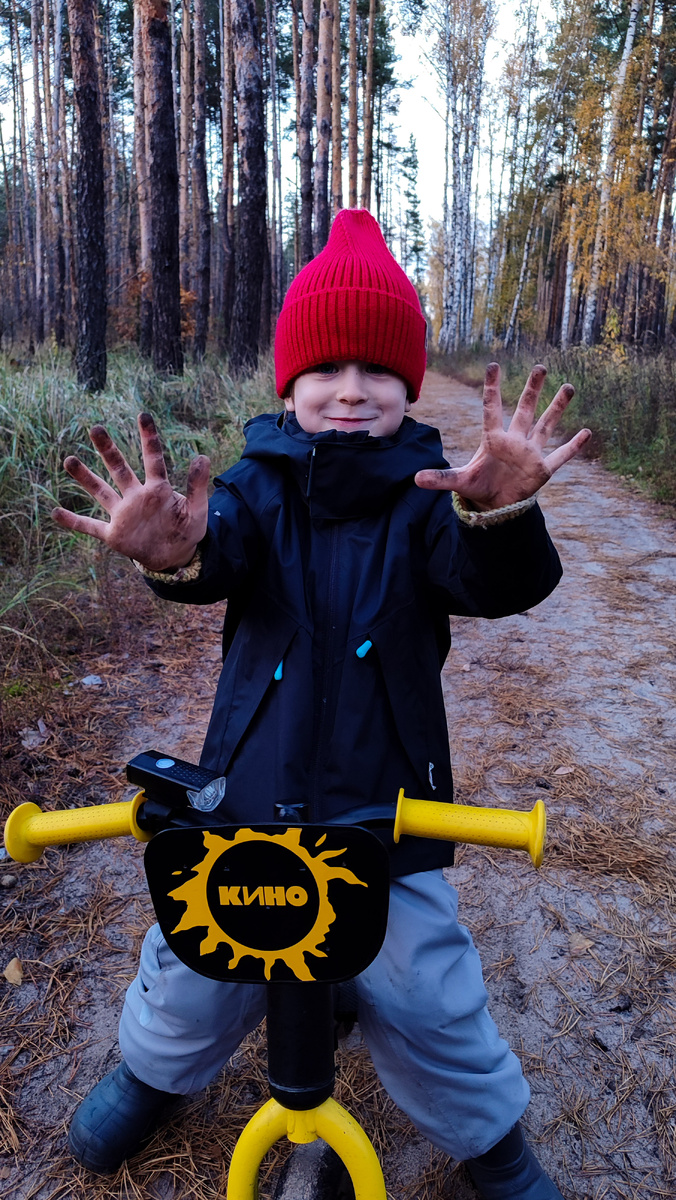 Руки человека, строившего из поваленных деревьев и палок пиратский корабль. 