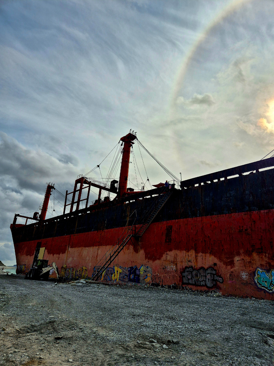 Я на лестнице наверху сухогруза.