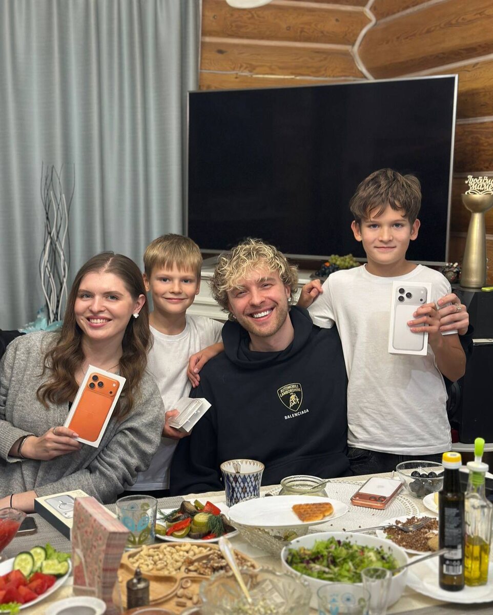 Егор Крид (Булаткин) с племянниками из Уфы. Фото: телеграмм-канал «Егор Крид»