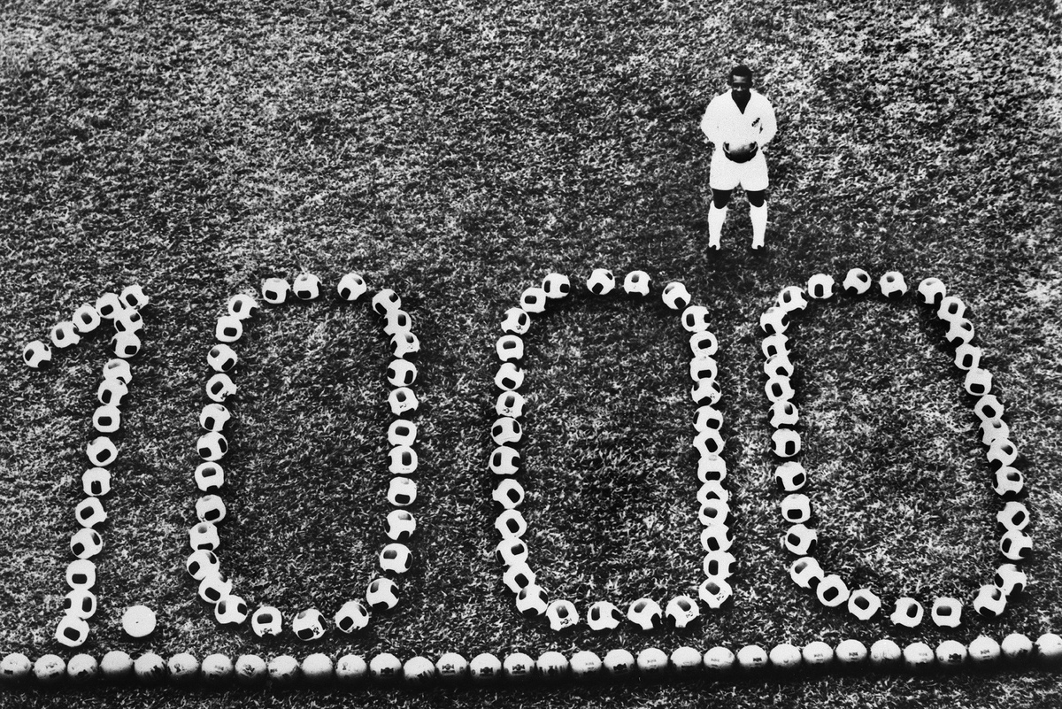    Пеле празднует свой тысячный гол. 1969 год./Getty Images