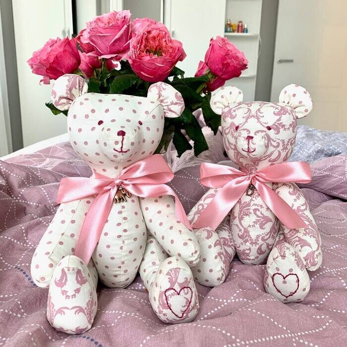 Две дамы эпохи плюша и кружев. Сидят чинно, обсуждают мир и новых владельцев.