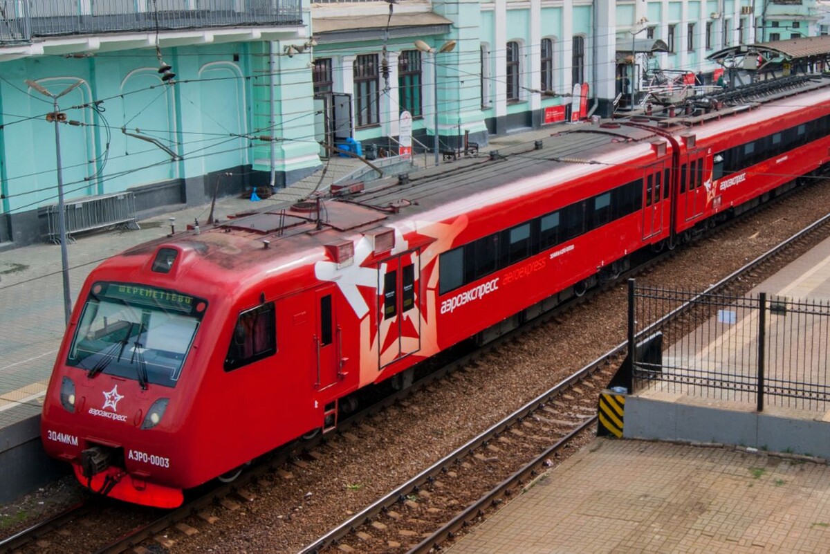 Поезд "Аэроэкспресс" у платформы на Белорусском вокзале