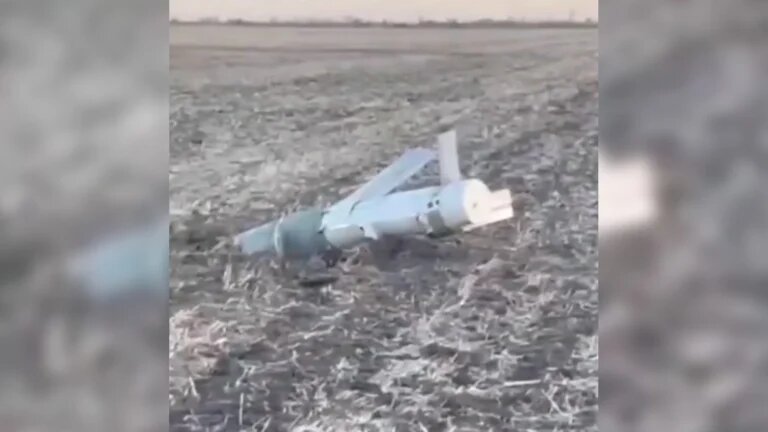 Одна из неразорвавшихся новых бомб найденная в украинских полях