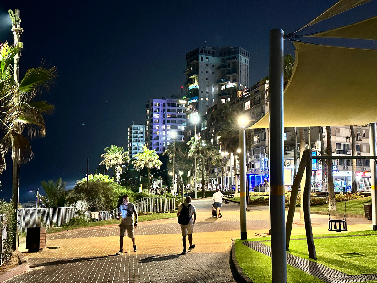 На набережной