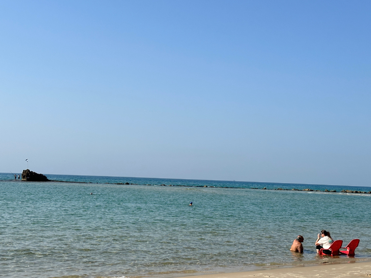 Люди просто сидят в воде на стульях