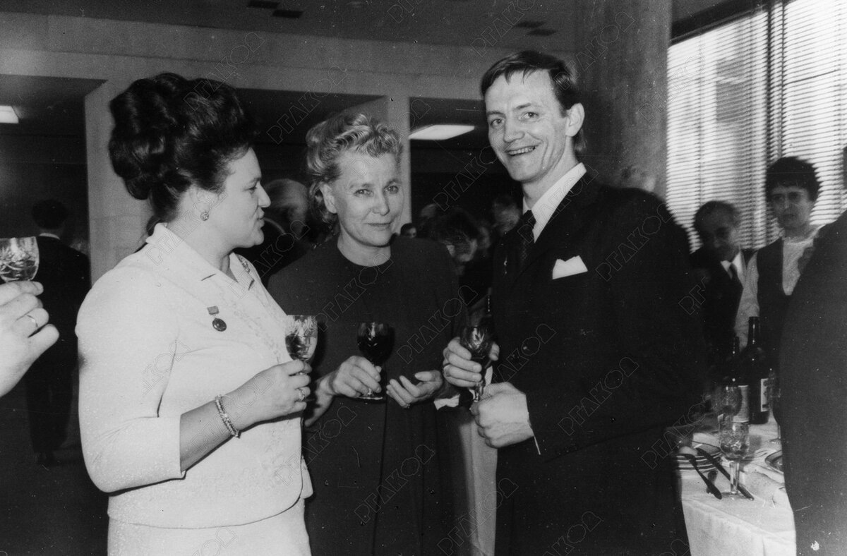 Людмила Зыкина, Екатерина Фурцева и артист балета Марис Лиепа. Москва. 1970 г. Фото: Е.И. Явно. 