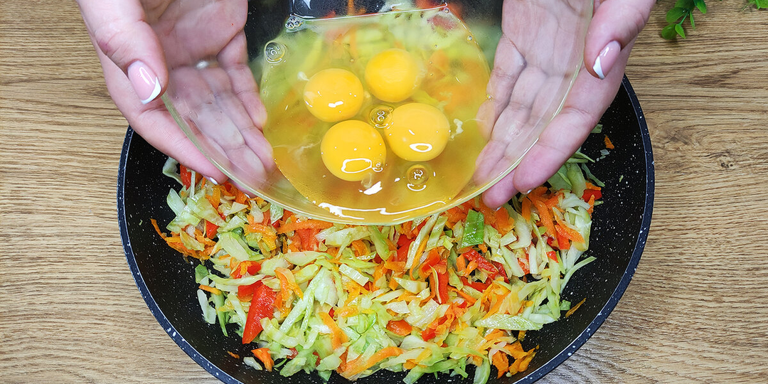 Большой капустный оладь на сковороде: завтрак, который вы точно полюбите