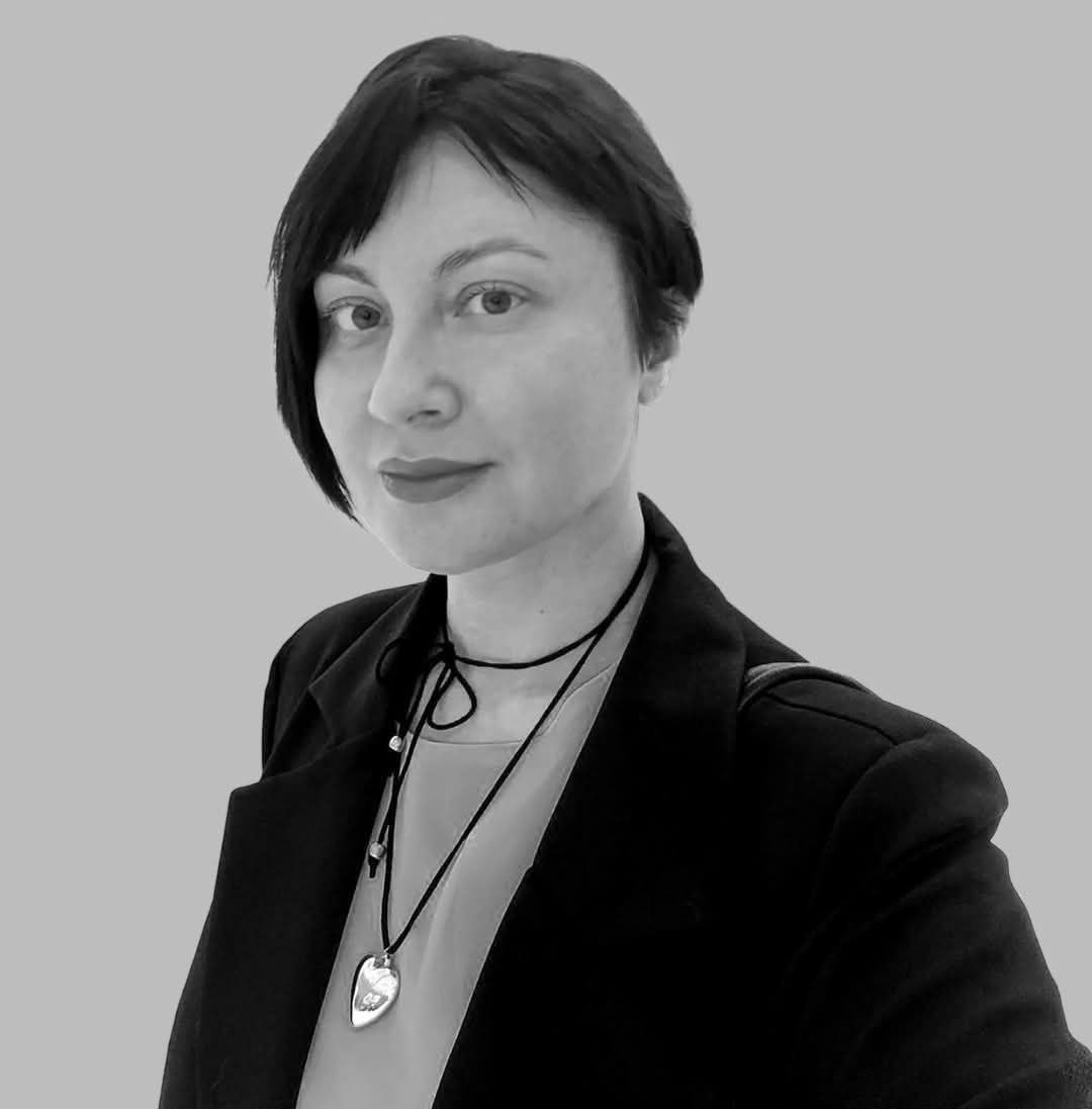 Елена Валериевна Янушевская – поэт, эссеист, публицист, художественный критик, кандидат философских наук. Автор книги философской прозы «Век без поэтов», вошедшей в лонг-лист Международной премии интеллектуальной литературы имени Александра Зиновьева. С 2007 по 2022 год работала преподавателем на философском факультете МГУ.
Финалист и почетный дипломант Международной литературной премии имени Фазиля Искандера в номинации «Художественная публицистика» (2024 г.). Лауреат Премии в области литературной и театральной критики «Я в мире боец» имени В.Г. Белинского в номинации «Театральная критика» (Пенза, 2024 г.). Лауреат II степени специальной премии «Duende Lorchiano» (Международный конкурс поэзии «II Parnaso – Premio Angelo la Vecchia» (Италия, 2023).
Лауреат Международного литературного конкурса «Центр Европы» в номинации «Поэзия» (Полоцк, 2020). Лауреат lll степени Международного литературного конкурса-фестиваля «Русский Гофман» в номинации «Публицистика» (Калининград, 2017). Лауреат Всероссийского молодежного фестиваля искусств «С веком наравне» в номинации «Поэзия» (Москва, 2012). 
Книга поэзии «Свет остается» вошла в лонг-лист Премии «ГИПЕРТЕКСТ» имени А.Б. Чаковского (2024 г.), книга поэзии «От имени голубянки» – в лонг-лист Международной литературной премии имени Фазиля Искандера (2023 г.).
Печаталась в литературных изданиях «Алтай», «Петровский мост», «Человек на Земле», «Дети Ра», «Лиterraтура», «Зинзивер», «Degusta», «45 параллель», «Плавучий мост», «Сура», «Тула», «Зарубежные записки», «Невский альманах», «Формаслов», «Вторник», «Наш современник», «Четырехлистник», на порталах «Сетевая словесность» и «Ревизор», в «Литературной газете». Автор журнала «Вопросы театра». Публиковалась в философских изданиях «Вопросы философии», «Философия и общество», «Дискурсы этики» и других. Колумнист «Новой газеты».
Член Союза российских писателей. Член Российского общества «Знание».
