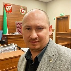    — Владелец компании Эдуард Илаев пояснил, что ремонтом будут заниматься рабочие под его контролем и контролем Антона Попова, а закупкой материалов — он сам и Марина Илаева, — рассказал представитель футболиста. — Фамейе заключили договор на разработку дизайнерского проекта ремонта и чистовой отделки жилого дома в микрорайоне «Волжская Гавань» с индивидуальной предпринимательницей Мариной Илаевой. 3 сентября 2024 года дизайн-проект ремонта дома был готов, при первоначальной цене 900 тыс. рублей он обошелся им в 1,456 млн рублей, хотя по условиям договора цена была фиксированной. По дизайн-проекту провели расчет стоимости работ и материалов, предварительно оценили все в 31 млн рублей.