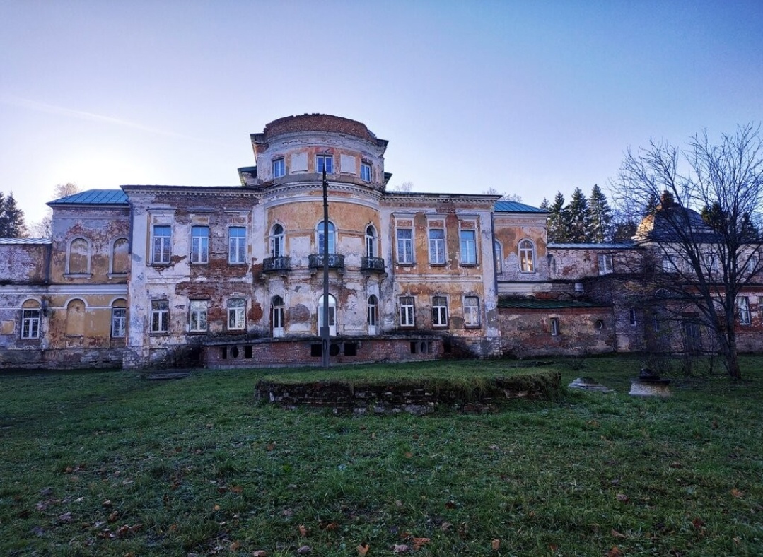 Не руина, но десяток лет без движения.