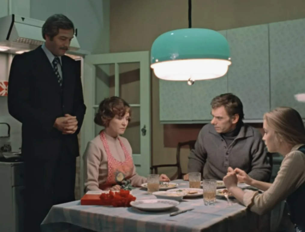 Картина Репина "Не ждали". Кадр из фильма