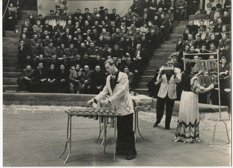 Музыкальные эксцентрики Морозовские, 1945 - 1950 гг., фото Семен Мишин-Моргенштерн, 
https://russiainphoto.ru/