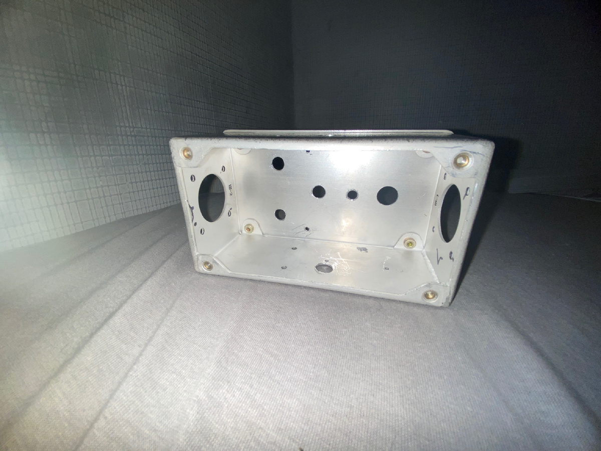 Два отверстия по бокам так были, заделаю заплаткой.