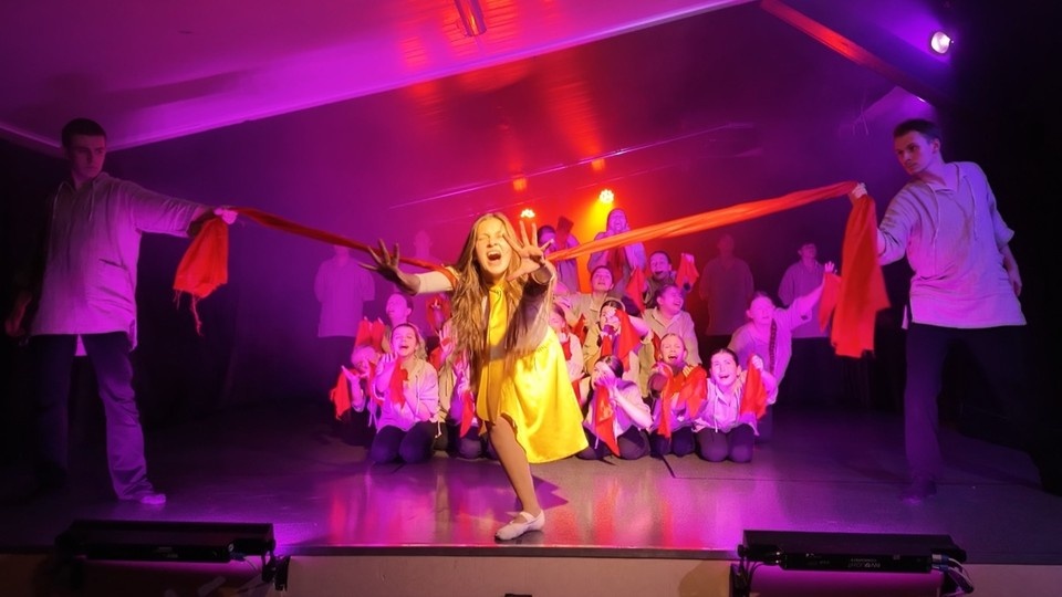    Спектакль "Люди, любите мир". Фото со страницы фестиваля в ВК.